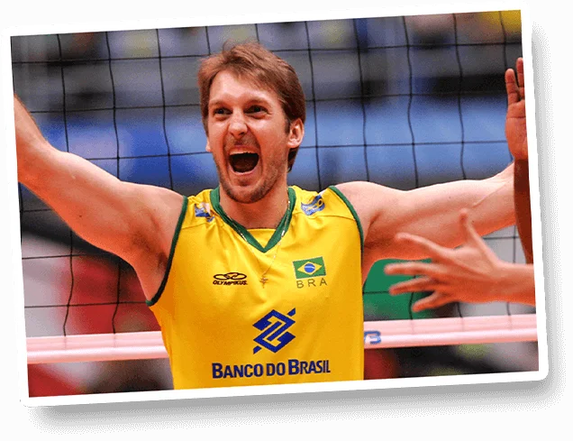 André Heller comemorando em um jogo da Seleção Brasileira de volei